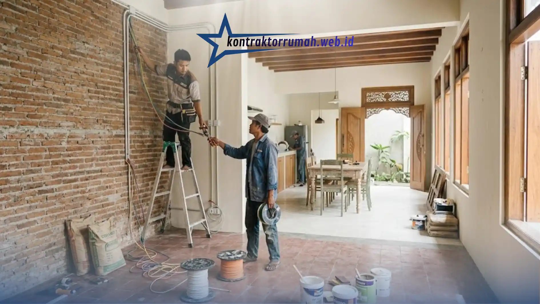 Proses pengecekan kondisi struktural rumah lama sebelum renovasi